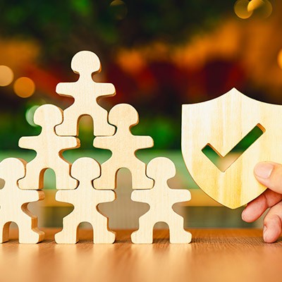 Une illustration représentant un groupe de personne défendu par un bouclier