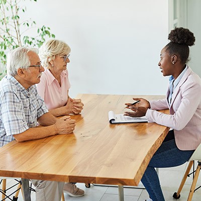 Un couple de personnes âgées se renseignant sur une assurance succession