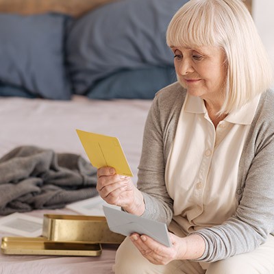 Une femme se remémorant son mari à travers de photos