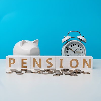 Une illustration présentant la pension avec une tirelire cochon, des pièces de monnaie et une horloge