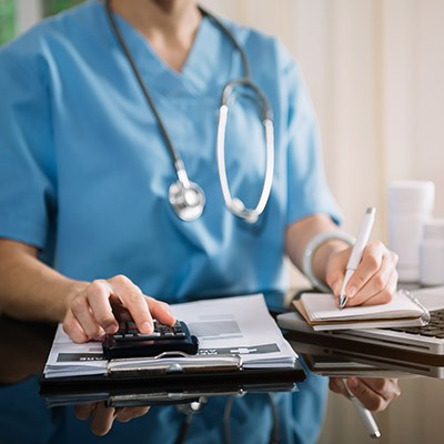Une infirmière remplissant des papiers
