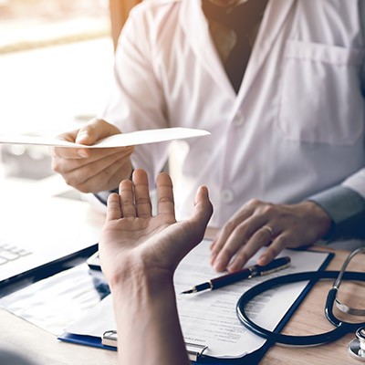 Un patient recevant des documents de son médecin