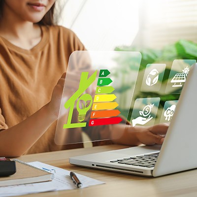 Une femme sur son ordinateur portable vérifiant le PEB de son habitation