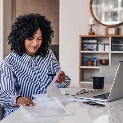 Une jeune indépendante signant une assurance