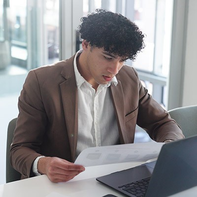 Un jeune cadre dynamique travaillant à l'aide de son PC portable