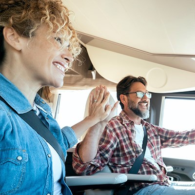 Un jeune couple heureux à bord de leur mobil-home