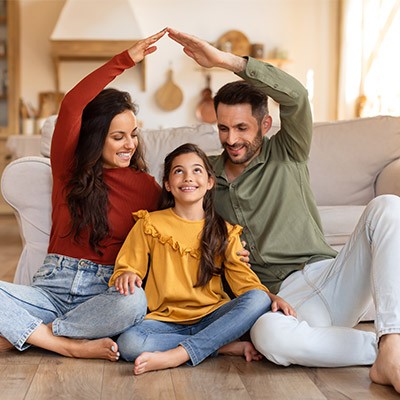 Une famille heureuse dans son salon