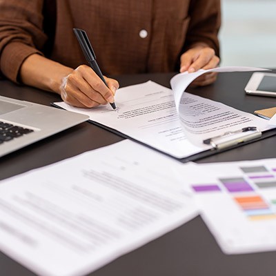 Un homme signant des documents d'assurance