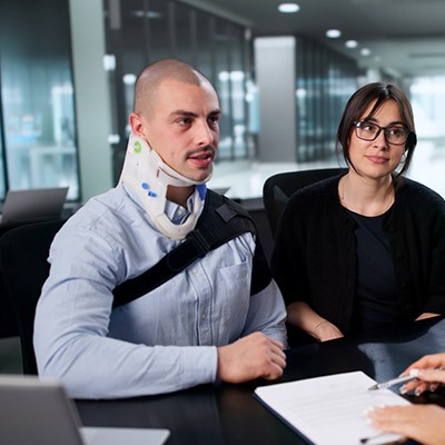 Un employé et sa compagne dans le bureau du résponsable
