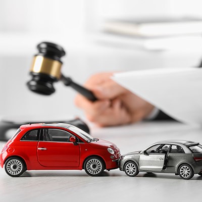 Un accident de voiture imaginée avec le marteau d'un juge en arrière plan