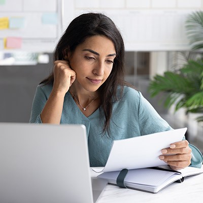 Une jeune entrepreneuse vérifiant son assurance