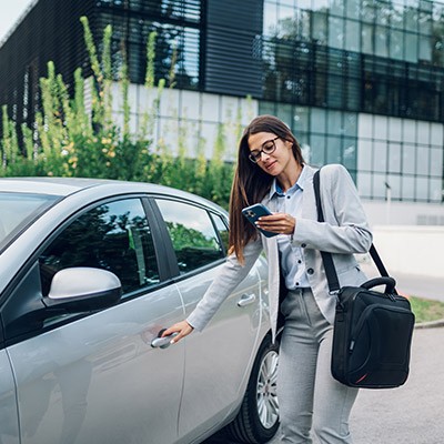 Une jeune employée utilisant sa voiture de société